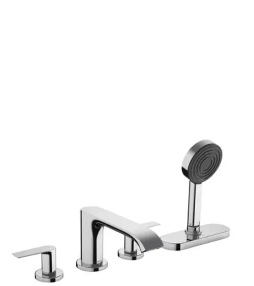 Chromfarbenes Wannenrandarmatur-Set von Hansgrohe mit vier Komponenten, bestehend aus einem Wasserhahn, zwei Bedienelementen und einer Handbrause.